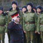 Уверенно чеканя шаг