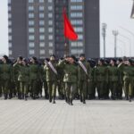 Уверенно чеканя шаг