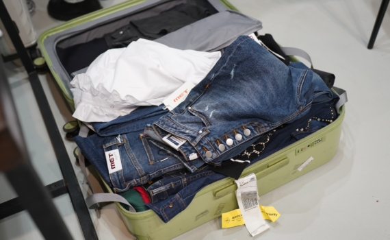 Мех и деним — идеальный тандем этой зимы: как сочетать джинсы и шубу в 2026 году Мех и деним — идеальный тандем этой зимы: как сочетать джинсы и шубу в 2026 году