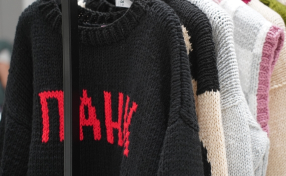 Свитеры 2026: акцентные плечи, красный цвет и блестки — главные тренды сезона Свитеры 2026: акцентные плечи, красный цвет и блестки — главные тренды сезона