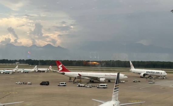 Эксперт: Крупнейшие авиакомпании отменяют все больше рейсов из-за иранского кризиса, вызвавшего дефицит керосина Эксперт: Крупнейшие авиакомпании отменяют все больше рейсов из-за иранского кризиса, вызвавшего дефицит керосина