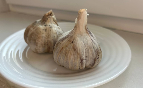 Чеснок с кулак и сочная зелень без усилий: простая подкормка, которая творит чудеса — всего 2 ложки Чеснок с кулак и сочная зелень без усилий: простая подкормка, которая творит чудеса — всего 2 ложки